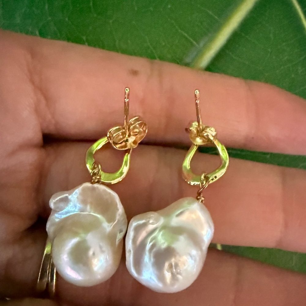 Elegant Gold and Pearl Drop Earrings - Picture 4 of 12